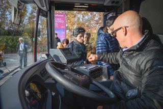Archivo - Un conductor de autobús