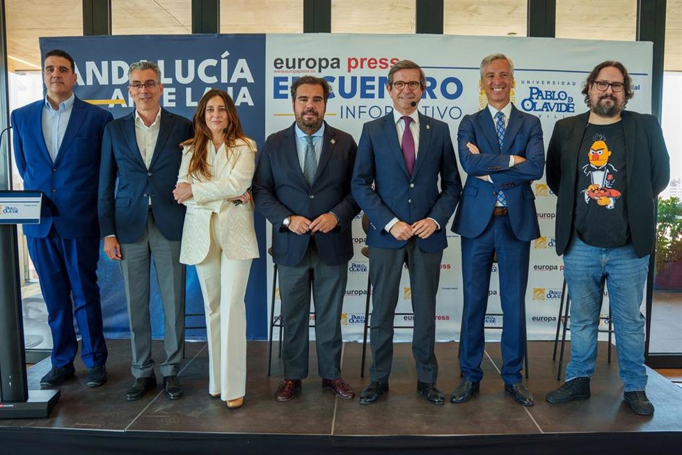 Iván Seldas, de Heineken España; Joaquín Segovia, de Telefónica; Marisa Ramos, de IBM; Iván Pestaña, presidente del Consejo Social de la UPO; Jorge Paradela, consejero de Industria; Germán del Rey, de Ayesa Digital; y Daniel Gamero, de Grupo ADM.