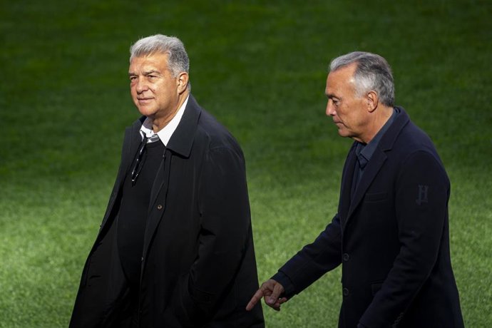 Joan Laporta y Rafael Yuste durante un entrenamiento del FC Barcelona previo al partido de vuelta de los cuartos de final de la Liga de Campeones ante el Atlético de Madrid en el estadio Riyadh Air Metropolitano