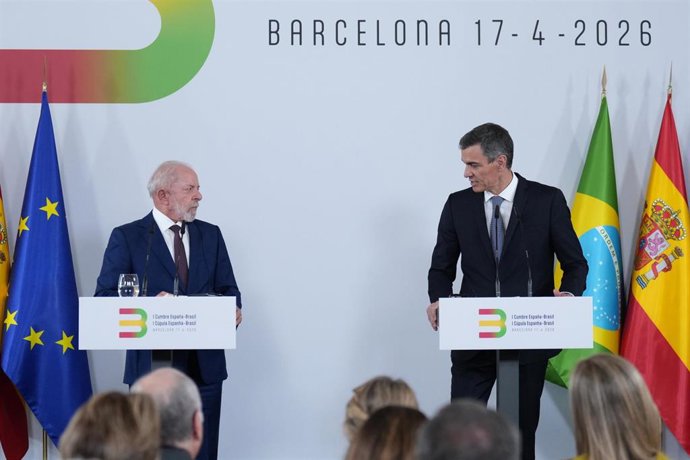 El presidente del Gobierno de España Pedro Sánchez, acompañado por miembros del Gobierno de España y el presidente de Brasil, Luiz Inácio Lula da Silva, durante la celebración de la I Cumbre España-Brasil