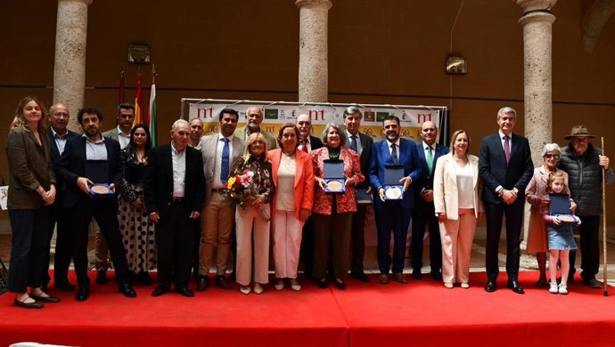 Foto de familia del acto institucional por el 50 aniversario de la Denominación de Origen Méntrida-Toledo.