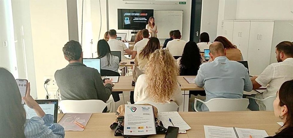 Representantes de empresas de San Javier vinculadas al sector turístico participan en una jornada formativa organizada por la Concejalía de Turismo y Playas