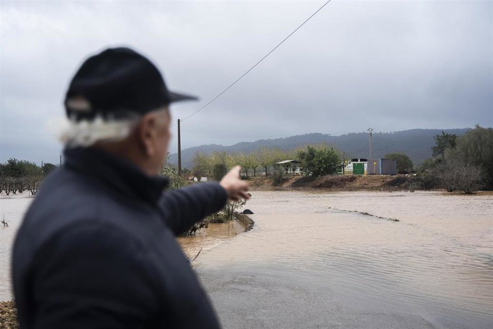 Archivo - Un hombre observa la crecida del río Magre, a 29 de octubre de 2024, en Alfarp, Valencia. ARCHIVO.