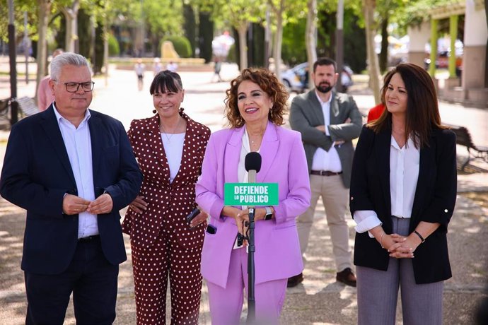 Montero interviene, acompañada de los tres primeros candidatos del PSOE por Córdoba para el 17M, Silvia Mellado (dcha.), Esteban Morales (izda.) y Victoria Fernández (detrás).
