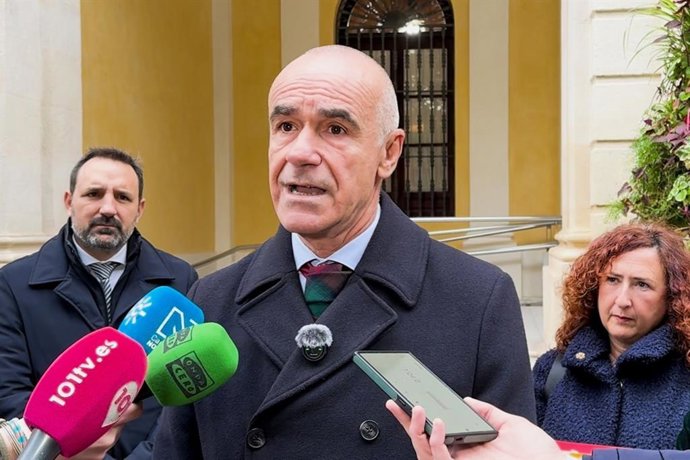 Archivo - El portavoz del Grupo Municipal Socialista, Antonio Muñoz, en declaraciones a los medios. (Imagen de archivo).