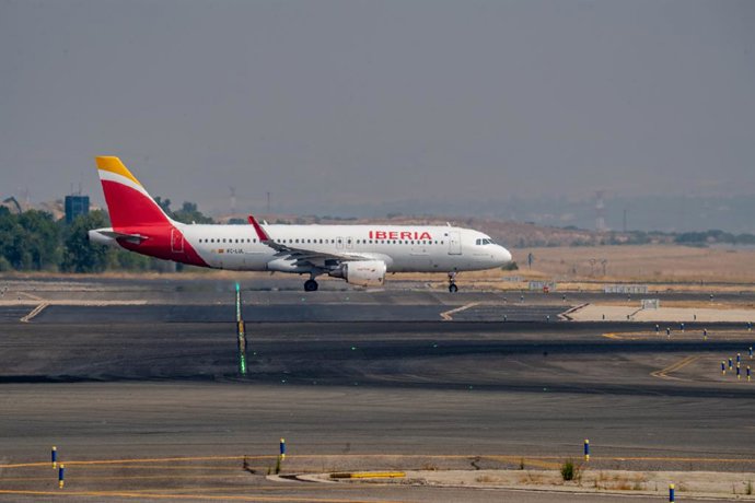 20 de agosto de 2025, Madri, Espanha: Um Airbus A320 da Iberia operando no Aeroporto Adolfo Suárez Madrid-Barajas, em Madri, Espanha, em 20 de agosto de 2025.