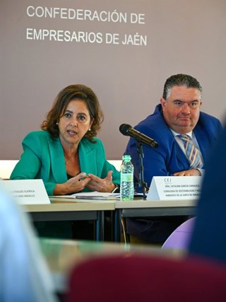 La consejera de Sostenibilidad y Medio Ambiente, Catalina García, y el presidente de la CEJ, Bartolomé González.