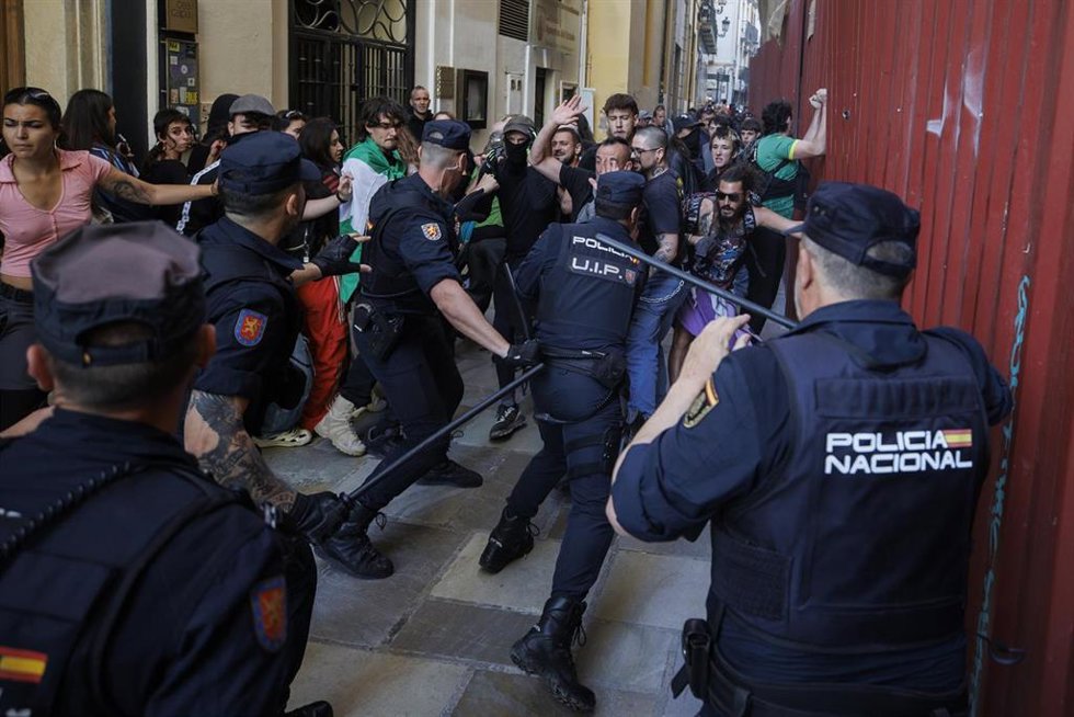 Altercados al comienzo del mitin de Vox en la granadina Plaza de las Pasiegas. A 16 de abril de 2026 en Granada, Andalucía (España).
