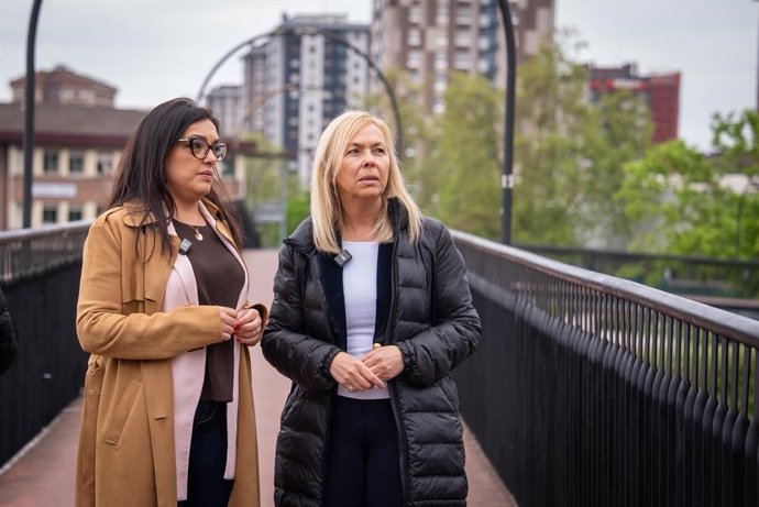 La portavoz de Vox en la Junta General del Principado de Asturias (JGPA) Carolina López, junto a la también diputada de Vox y concejala del Ayuntamiento de Gijón, Sara Álvarez Rouco, en Gijón.