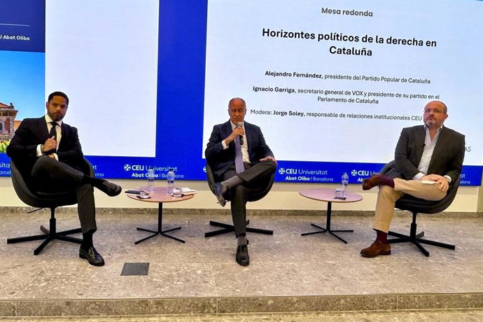 El secretari general de Vox, Ignacio Garriga, i el president del PP de Catalunya, Alejandro Fernández, durant la jornada