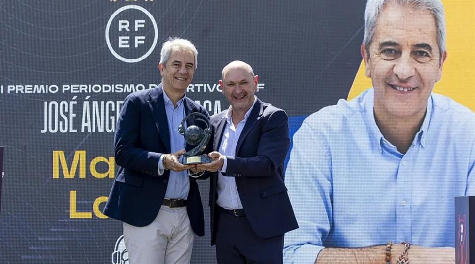Manolo Lama recibe el I Premio de Periodismo Deportivo José Ángel de la Casa de manos del presidente de la RFEF, Rafael Louzán