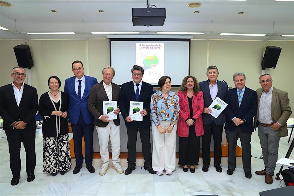 Autoridades del Ayuntamiento de Jerez y de otras entidades en la presentación del III Encuentro de la Ciencia de Jerez