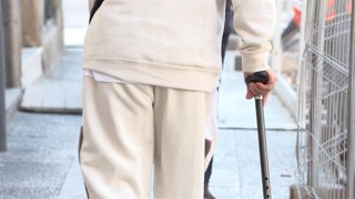 Archivo - Persona con bastón.