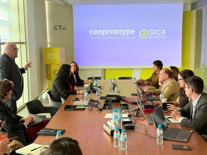 El director Económico-Financiero y adjunto a la Dirección General de CTA, Leonardo Bueno,  y el director ejecutivo de Cenpromype, David Cabrera.