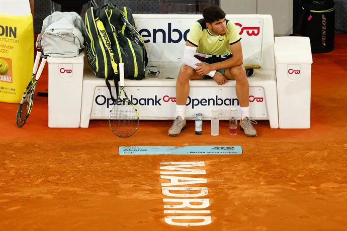 Archivo - Carlos Alcaraz of Spain looks on against Andrey Rublev of Russia during the Masters 1000 and WTA 1000, tournament celebrated at Caja Magica on May 01, 2024 in Madrid, Spain.