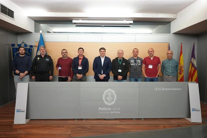 Representantes del Ayuntamiento de Palma y de la Policía Local, tras la firma del acuerdo.