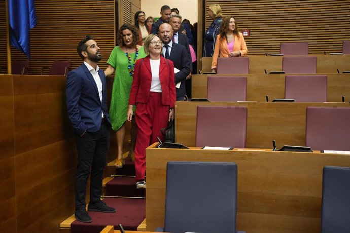 Archivo - El grupo socialista a su llegada a un debate en Les Corts