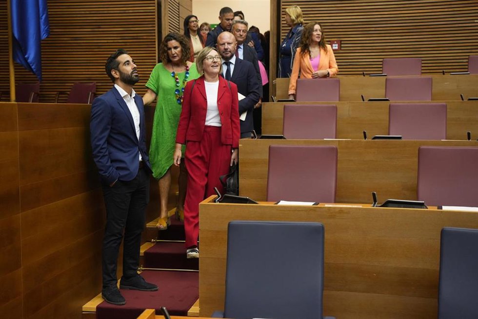 Archivo - El grupo socialista a su llegada a un debate en Les Corts
