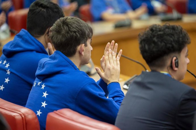 Estudiantes durante una simulación del modelo Parlamento Europeo, con la participación de estudiantes de Chipre, Malta y España, a 17 de abril de 2026, en Madrid (España). La simulación se realiza  en el marco del programa educativo Escuelas Embajadoras d