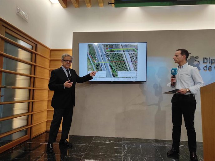 Salvador Fuentes, acompañado de Francisco Garrido, muestra en el plano cómo la nueva conducción sorteará subterráneamente la A-45.