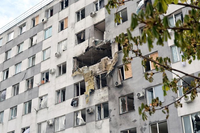 16 de abril de 2026, Odessa, Ucrânia: Um prédio de apartamentos de vários andares é danificado por um ataque com drones russos em Odessa, na Ucrânia, em 16 de abril de 2026. Durante a madrugada, a cidade do sul sofreu várias ondas de ataques com mísseis e