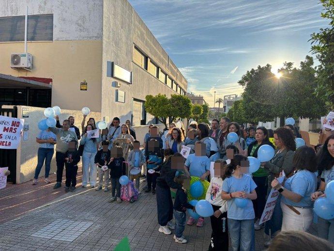 Concentración de la comunidad educativa del CEIP Tierno Galván de Corrales, en Aljaraque (Huelva).