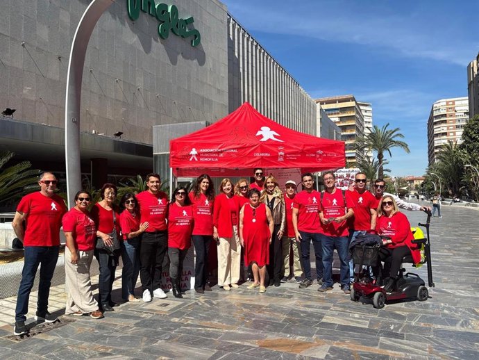 La Asociación Regional Murciana de Hemofilia, con la colaboración del Ayuntamiento de Murcia, ha instalado una mesa informativa en la Avenida de la Libertad