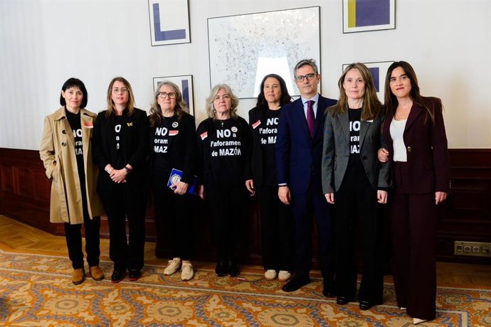 Las representantes de las asociaciones de víctimas de la dana junto al ministro de Presidencia y Justicia, Félix Bolaños.