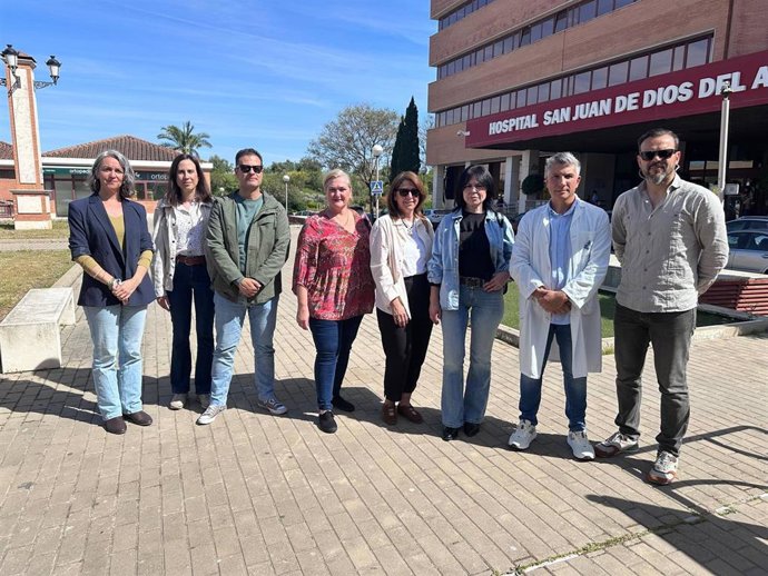 La candidata de Adelante Andalucía por Sevilla, Begoña Iza, con varios trabajadores del hospital de Bormujos (Sevilla).