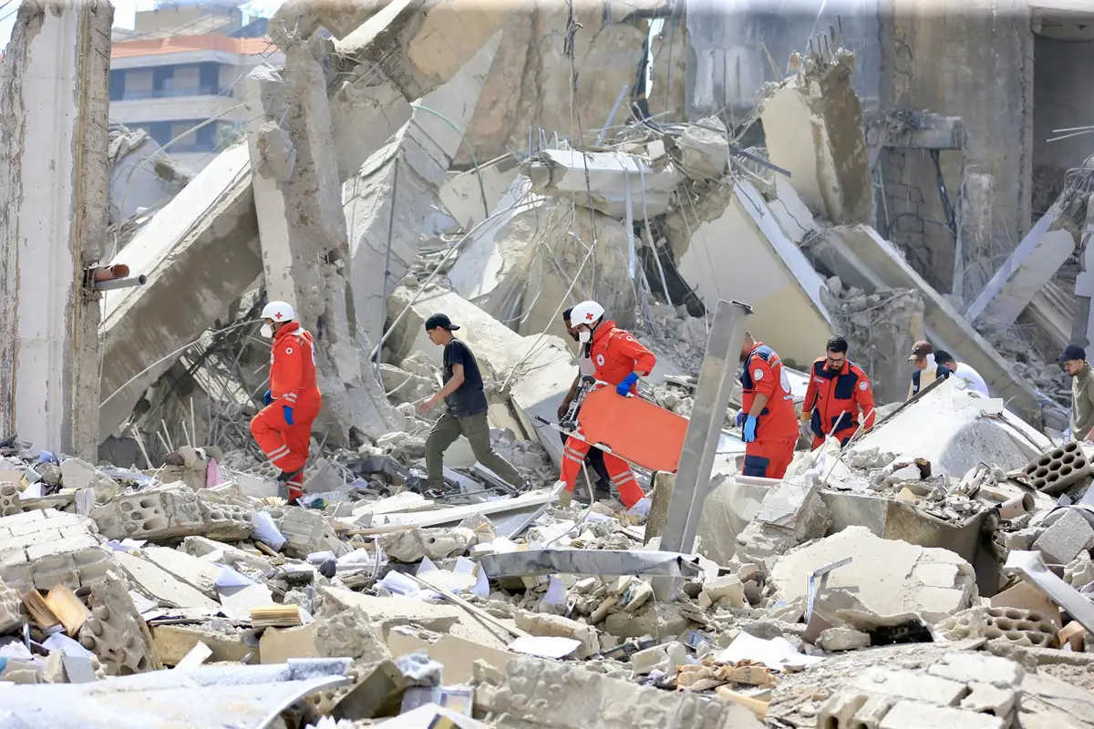 Equipos de rescate buscan supervivientes entre los escombros tras los ataques de Israel contra Sidón, en el sur de Líbano