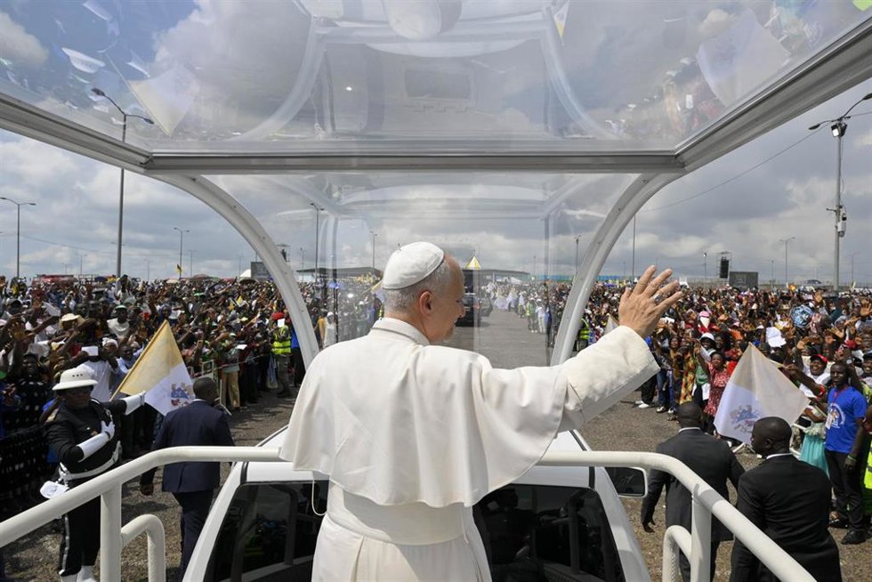 17 April 2026, Vatican: Pope Leo XIV leads Holy Mass at the Japoma Stadium in Douala, Cameroon, on April 17, 2026, marking the fifth day of an 11-day apostolic journey to Africa. The event took place in front of the stadium as part of the Pope's official
