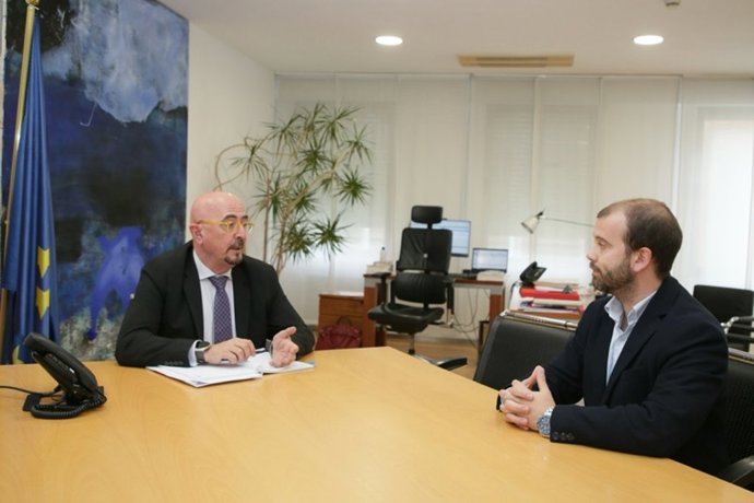 César Pascual y Javier Bustamante durante el encuentro que han mantenido en dependencias de la Consejería de Salud