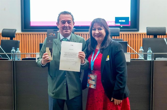 El presidente del Grupo Azahara, José Suárez, en la recogida del premio.