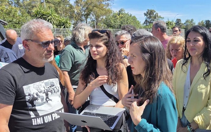 La secretaria general de Podemos y diputada en el Congreso por la formación morada, Ione Belarra, en una concentración por los dos operarios subidos a una grúa de Navantia en San Fernando (Cádiz)