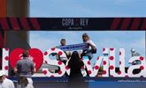 Foto: Sevilla recibe a los primeros seguidores madrileños y donostiarras desplazados para la final de Copa en La Cartuja