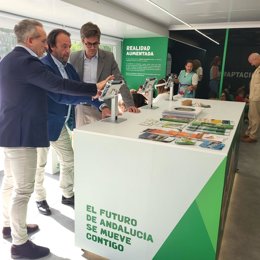 (Desde Izda.) Martínez, García Y Copé En El Educabus.