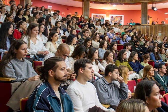 La Consejería de Sanidad, a través de la Escuela Andaluza de Salud Pública y el Servicio Andaluz de Salud desarrolla un programa de competencias transversales para los residentes de primer año del sistema sanitario público andaluz.
