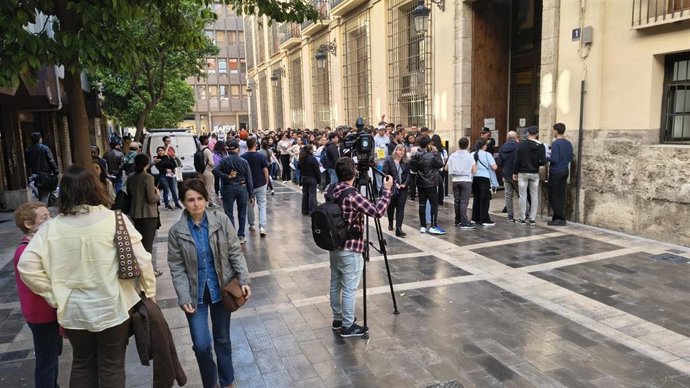 Imagen de colas junto al Ayuntamiento de València coincidiendo con el arranque del nuevo proceso de regularización de inmigrantes.
