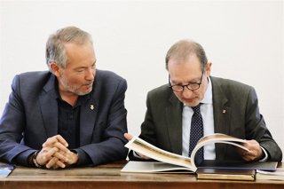 El alcalde de Sant Guim de Freixenet, Francesc d'Assís Lluch, y el conseller de Justicia y Calidad Democrática, Ramon Espadaler