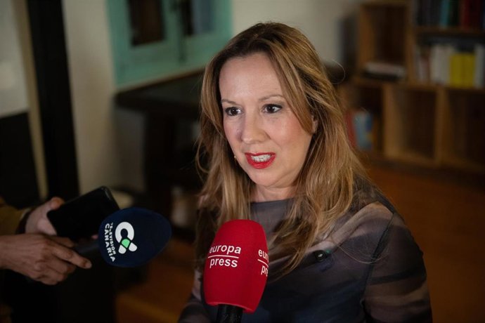 La presidenta del Cabildo de Tenerife, Rosa Dávila, atiende a los medios de comunicación 