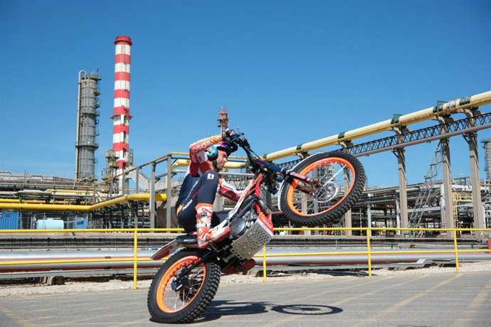 El piloto español Toni Bou en el complejo industrial de Repsol en Tarragona