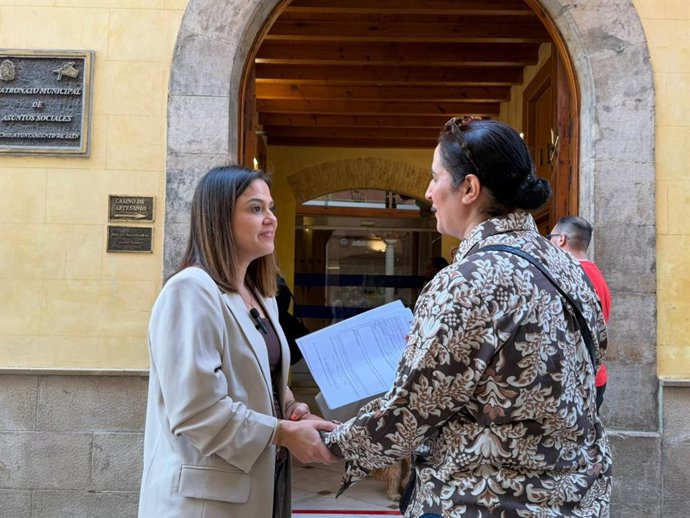 La concejala Ángeles Díaz (i) conversa con una posible beneficiaria de la regularización a las puertas del Patronato de Asuntos Sociales.