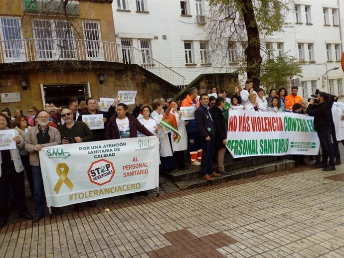 Archivo - Imagen de archivo de una concentración contra las agresiones al personal sanitario