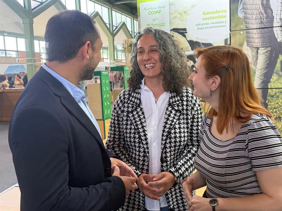 Rosa María Rodriguez (centro), entre Sebastián Pérez y Natalia León, en Pozoblanco.