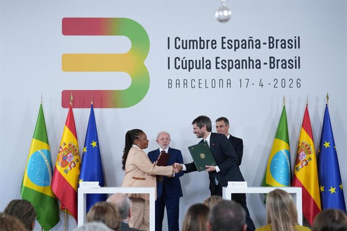 El ministro de Cultura, Ernest Urtasun, y su homóloga brsileña, Margareth Menezes, durante la celebración de la I Cumbre España-Brasil, a 17 de abril de 2026, en Barcelona