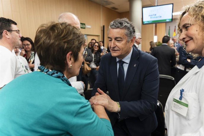 El consejero de Sanidad, Presidencia y Emergencias, Antonio Sanz (c), asiste a la presentación de Mateo Silvente como gerente del Área de Gestión Sanitaria Norte de Almería. A 13 de abril de 2026 en Huércal-Overa, Almería (Andalucía, España). El Servicio 