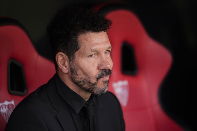 Archivo - Arquivo - Diego Pablo Simeone, técnico do Atlético de Madrid, observa durante a partida de futebol da LaLiga EA Sports, disputada entre o Sevilla FC e o Atlético de Madrid no estádio Ramón Sánchez Pizjuán, em 6 de abril de 2025, em Madri, Espanh