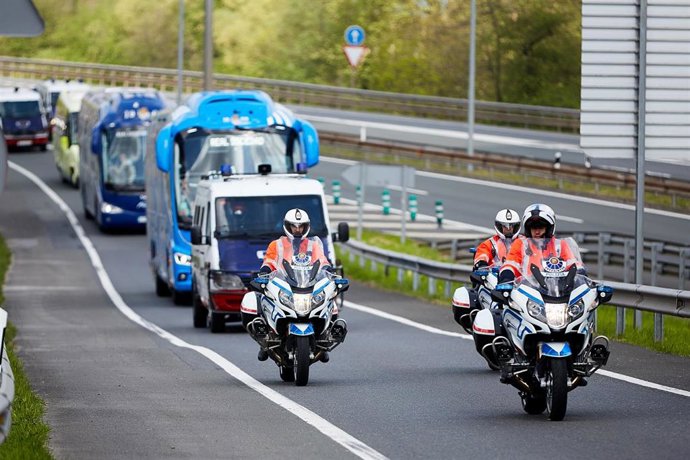 Archivo - Varios aficionados de la Real Sociedad celebran la llegada del equipo a San Sebastián, tras ganar la final de la Copa del Rey, a 4 de abril de 2021, en San Sebastián