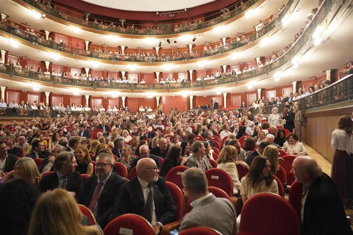 El Hospital Universitario Reina Sofía de Córdoba conmemora su 50 aniversario con una gala institucional que ha rendido homenaje a las 28.363 profesionales que en estas cinco décadas le han dado forma, generación tras generación.