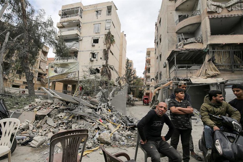 Un grupo de ciudadanos en el barrio de Choueifat, en el sur de Beirut, tras un ataque de Israel